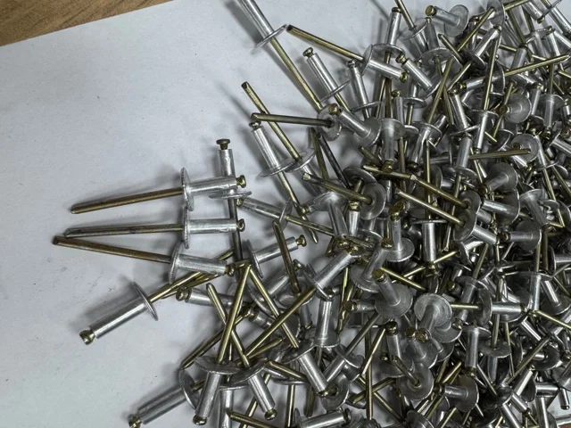 میخ پرچ سر پهن 12*4 بسته 600عددي